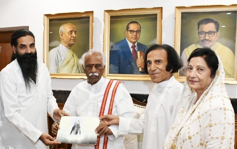 Hon’ble Governor of Haryana meets Yogiraj Swami Lal Ji Maharaj